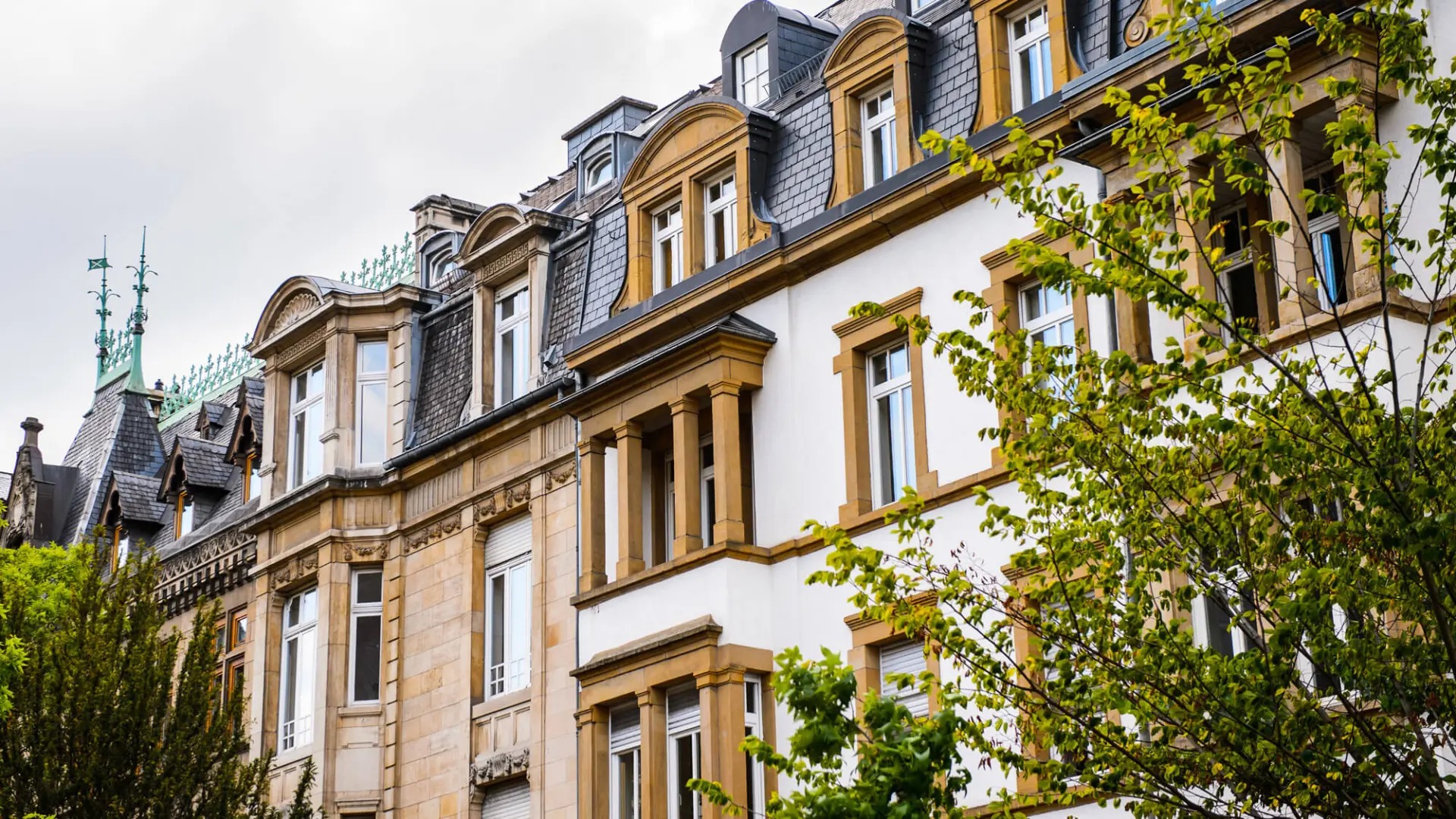 Façades d'immeubles résidentiels anciens dans la ville de Luxembourg